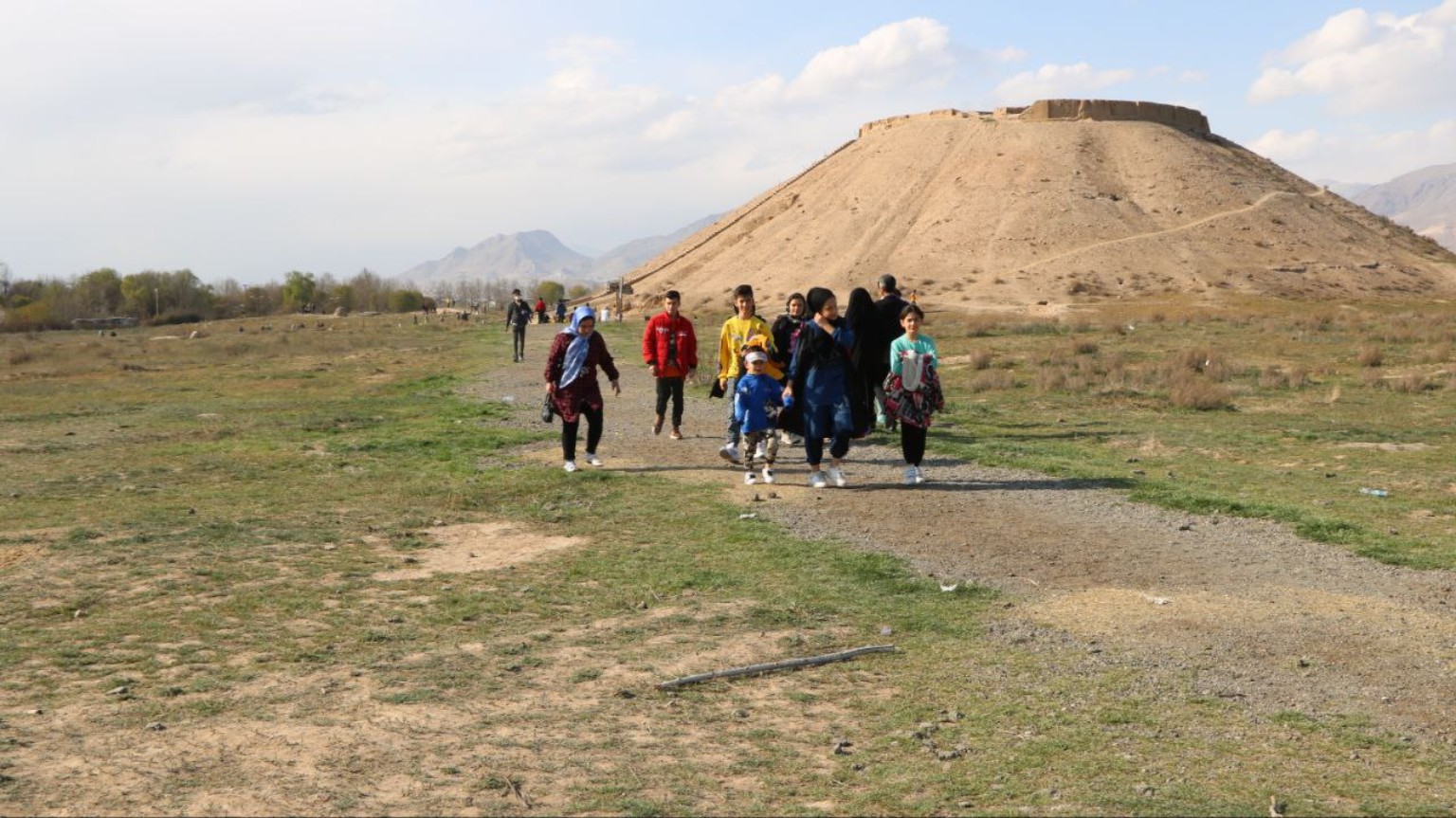 بازدیدکنندگان و تپه